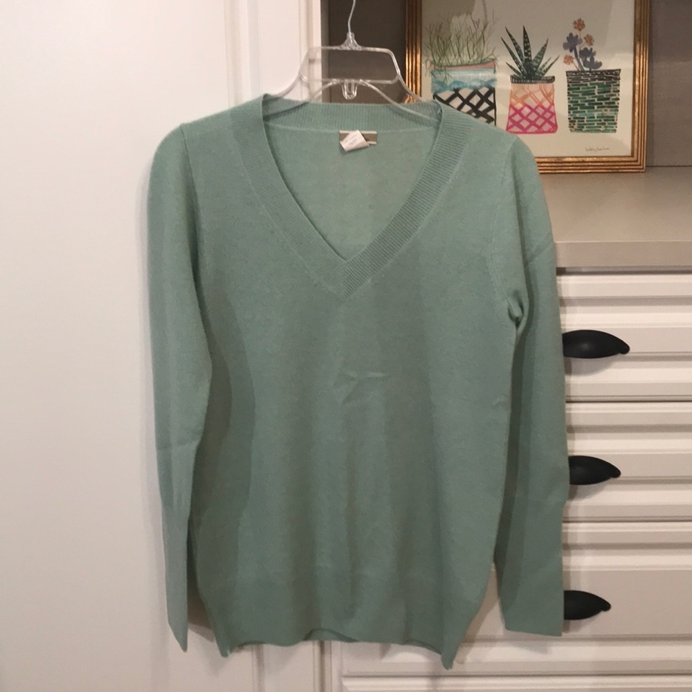 Beautiful Pastel Green Cashmere V-Neck Sweater